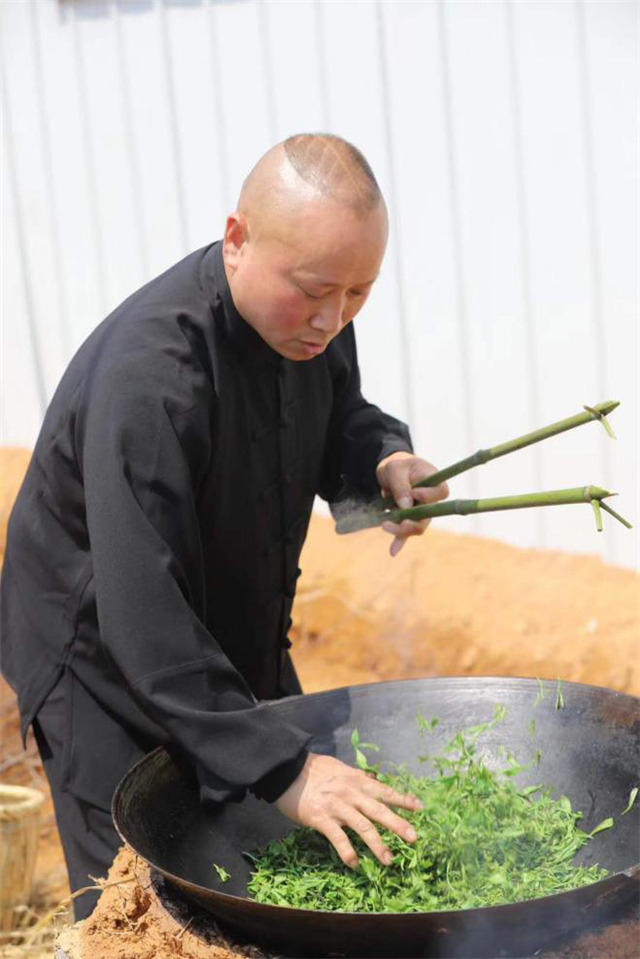 一壶好茶送春来——“精准扶贫企业品牌”香露红(图1)